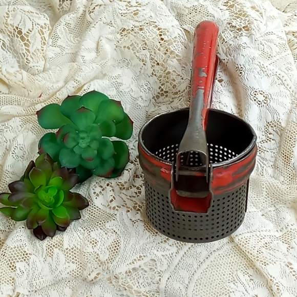 Vintage "Handy Things" Ludington Michigan Made in USA Red Potato Ricer - Picture 8 of 13
